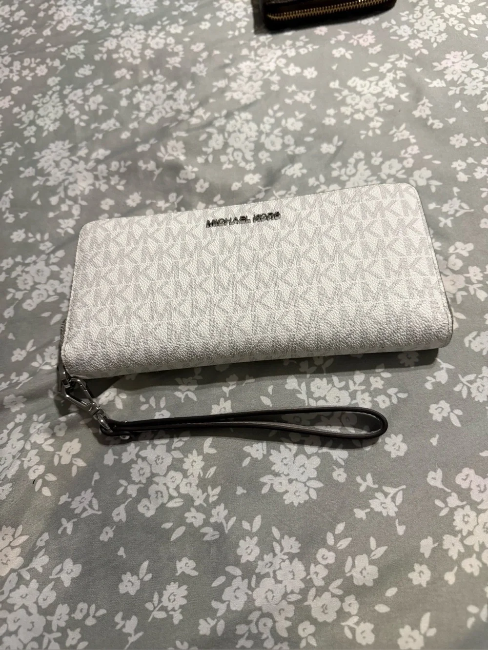 Michael Kors White/Light Silver Signature Wristlet Zip Wallet